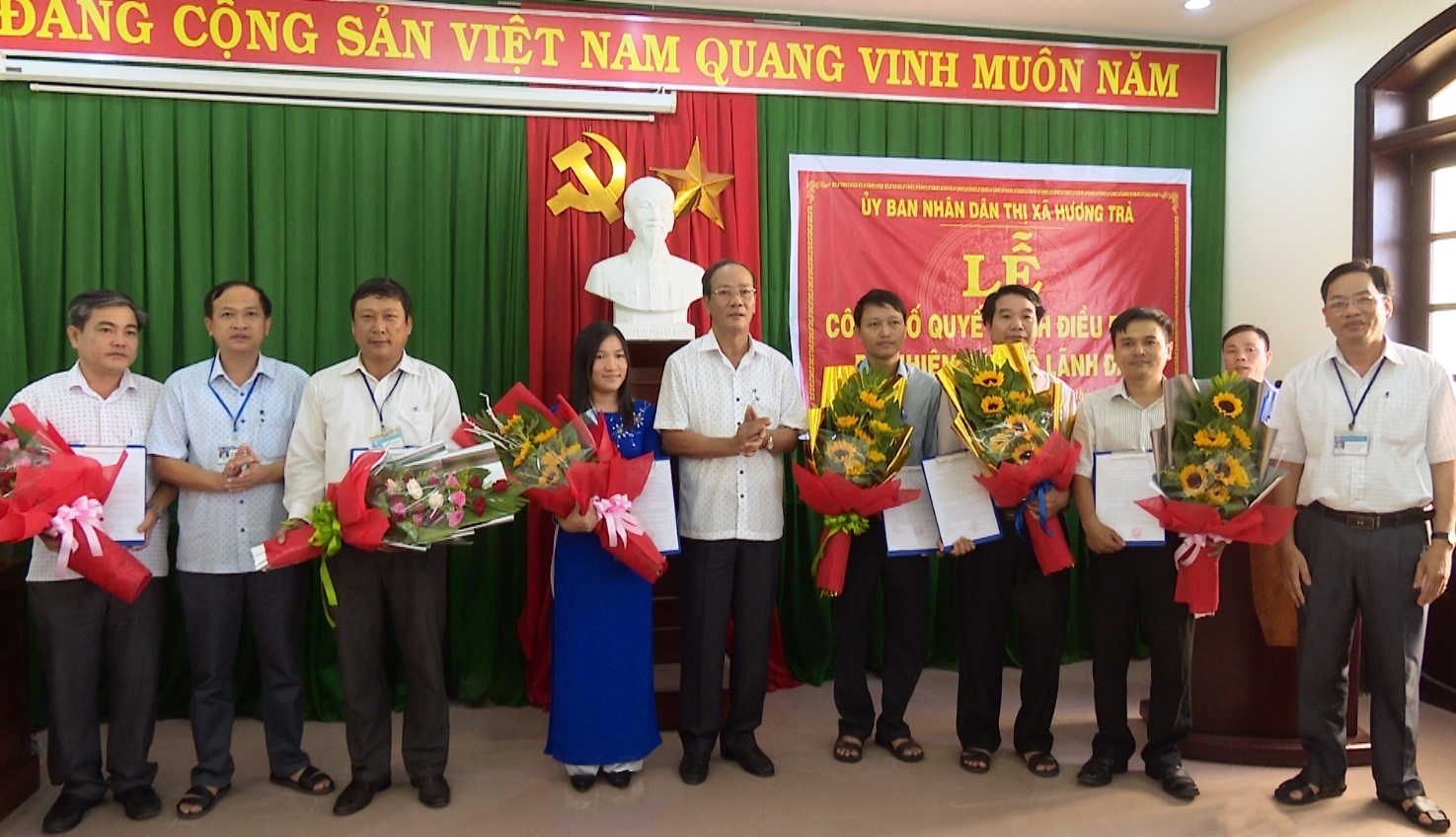 Hương Trà: Công bố và trao các quyết định điều động, bổ nhiệm cán bộ các phòng trực thuộc UBND thị xã