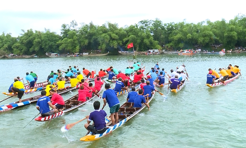 Giải đua ghe truyền thống chào mừng kỷ niệm 44 năm ngày  giải phóng quê hương Hương Trà