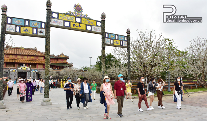 Đã có nhiều đoàn khách đến thăm quan Đại Nội Huế là tín hiệu vui cho việc phục hồi du lịch trở lại